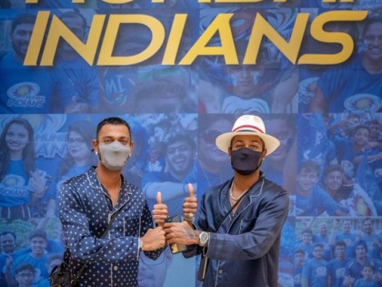 IPL 2021 Pandya brothers Kunal and Hardik join Mumbai Indian camp in Abu Dhabi 19 sep csk 𝗛𝘂𝗺𝗮𝗿𝗲 𝗣𝗮𝗻𝗱𝘆𝗮 𝗯𝗿𝗼𝘁𝗵𝗲𝗿𝘀 𝗮𝗮 𝗴𝗮𝘆𝗲 | IPL 2021: अबू धाबी पहुंचे क्रुणाल और हार्दिक पांड्या, मुंबई इंडियंस से जुड़े, 19 सितंबर को सीएसके से टक्कर, जानें एमआई ने क्या किया ट्वीट