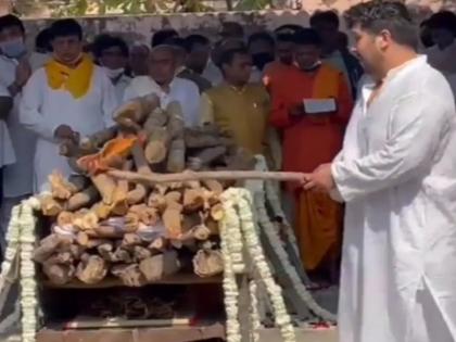 Bappi Lahiri funeral disco King Bappi Lahiri merged with Panchatattva son Bappa lit the funeral pyre see photos | Bappi Lahiri funeral: पंचतत्व में विलीन हुए 'डिस्को किंग' बप्पी लाहिरी, मुखाग्नि देते हुए फफक कर रो पड़े बेटे बप्पा; देखें