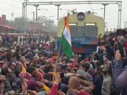 bihar rrb ntpc protester hoisted the flag on railway tracks sang the national anthem video went viral | RRB NTPC Result के खिलाफ प्रदर्शन कर रहे अभ्यर्थियों ने रेल की पटरियों पर फहराया झंडा, गाया राष्ट्रगान, वीडियो वायरल