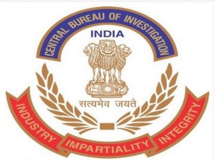 CBI arrests railway official aide on bribery charges of Rs 50 lakh | सीबीआई ने 50 लाख रुपये रिश्वत के आरोप में रेलवे अधिकारी, सहयोगी को किया गिरफ्तार