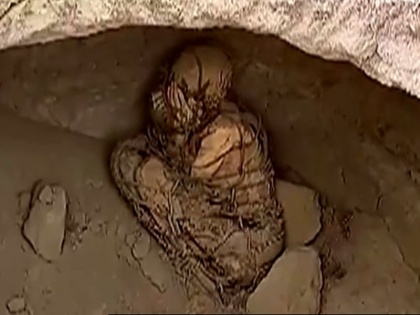 an 800-year-old mummy tied with ropes was found buried in the ground in peru mummy face covered with hands | पेरू में रस्सियों से बंधी 800 साल पुरानी ममी जमीन में दबी मिली, चेहरा हाथों से ढका हुआ था
