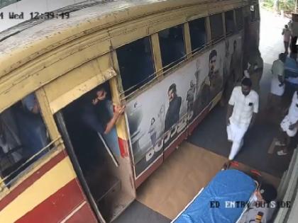 Watch Kerala woman started labor pain in moving bus then driver did something like this video goes viral | Watch: चलती बस में महिला को शुरू हुआ लेबर पेन..., फिर ड्राइवर ने किया कुछ ऐसा, वीडियो वायरल