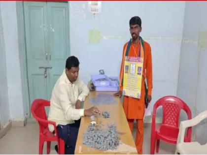 Karnataka Assembly Elections 2023: Independent candidate arrived with coins in a sack to pay the nomination fees | Karnataka Assembly Elections 2023: निर्दलीय प्रत्याशी नामांकन फीस भरने के लिए बोरे में सिक्के लेकर पहुंचा, गिनने में अधिकारियों के छूटे पसीने