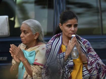 Kulbushan's mother and wife insulted by Pakistani officers and media, here is why? | पाकिस्तान ने कुलभूषण जाधव की मां और पत्नी को अपमानित करने के लिए बुलाया था?