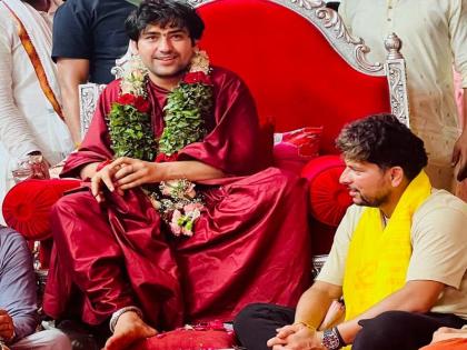 India Star Kuldeep Yadav Seen Sitting Beside Dhirendra Shastri's Feet At Bageshwar Dham Ahead of WI Tour; Pics Viral | कुलदीप यादव वेस्टइंडीज दौरे से पहले बागेश्वर धाम में धीरेंद्र शास्त्री के पैरों के पास बैठे दिखे, तस्वीरें वायरल