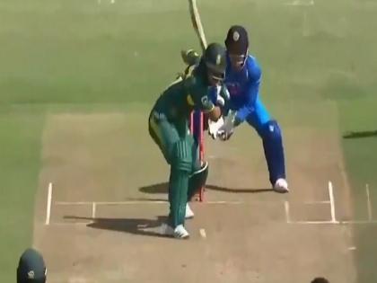 watch video kuldeep yadav amazing bowling to bowled jp duminy india vs south africa ist odi | Ind Vs SA: कुलदीप यादव की इस हैरतअंगेज गेंद पर बोल्ड हुए डुमिनी, वीडियो हैरान करने वाला!