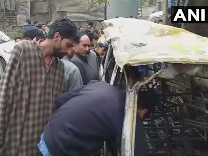 Jammu and Kashmir: Two vehicles were set ablaze by terrorists in Kulgam last night | जम्मू-कश्मीर: बीजेपी नेता को मारने आए थे आतंकवादी, नहीं मिला तो दो वाहनों को स्वाहा कर भागे