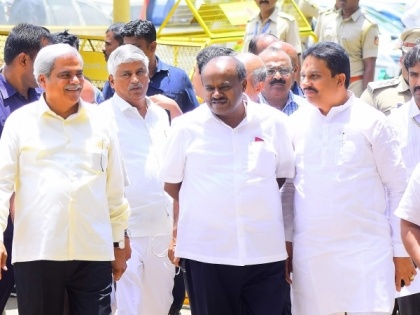 Karnataka crisis Live Updates: Congress HD kumarswamy Congress DK shiv Kumar | कर्नाटक संकट: कांग्रेस विधायक दल के नेता सिद्धारमैया के घर पहुंचे कर्नाटक सीएम कुमारस्‍वामी, बागी विधायक से भी की मुलाकात