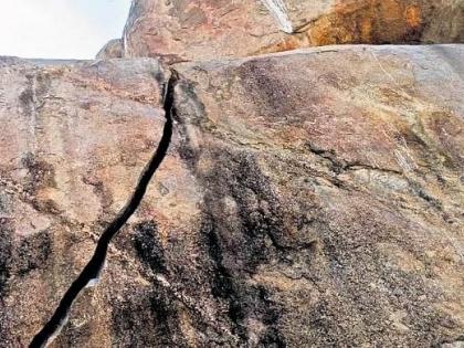 Kurnool cracked 50 ft rock estimated 500 years old outskirts Gonegandla village 150 families were sent to safe places | कर्नूलः घरों के बीच ऊंचाई पर मौजूद चट्टान में भीषण गर्मी की वजह से दरार, 150 परिवारों को सुरक्षित स्थानों पर भेजा