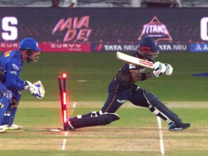 Kusal Mendis Bizarrely Slips His Foot Onto The Stumps To Be Dismissed Hit Wicket In MI vs GT Eliminator Clash | VIDEO: कुसल मेंडिस ने MI बनाम GT एलिमिनेटर क्लैश में अजीबोगरीब तरीके से हुए हिट विकेट आउट, हर कोई रह गया हैरान