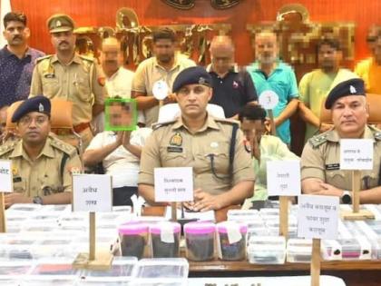 Kushinagar SP leader Rafi Khan 10 arrested fake notes Rs 562000 genuine Indian notes Rs 110000 Nepali note 10 illegal pistols 315 bore 30 cartridges recovered | Kushinagar News: सपा नेता रफी खान समेत 10 अरेस्ट, 562000 के जाली नोट, 110000 रुपये के असली भारतीय नोट, नेपाली नोट, 315 बोर के 10 अवैध तमंचे, 30 कारतूस बरामद Kushinagar SP leader Rafi Khan 10 arrested fake notes Rs 562000 genuine Indian notes Rs 110000 Nepali note 10 illegal pistols 315 bore 30 cartridges recovered | Kushinagar News: सपा नेता रफी खान समेत 10 अरेस्ट, 562000 के जाली नोट, 110000 रुपये के असली भारतीय नोट, नेपाली नोट, 315 बोर के 10 अवैध तमंचे, 30 कारतूस बरामद