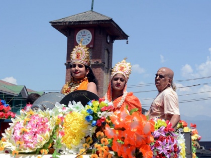Janmashtami 2021 festival Krishna celebrated Srinagar many years Jammu and Kashmir | Janmashtami 2021: जम्मू ही नहीं कश्मीर में भी कृष्ण जन्माष्टमी का पर्व मनाया गया, हिन्दू-मुस्लिम एकता की मिसाल श्रीनगर की सड़कों पर