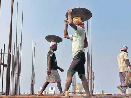 Covid-19 crisis: young civil engineer doing wages in MNREGA in Madhya Pradesh | कोविड-19 संकट: मध्य प्रदेश में युवा सिविल इंजीनियर कर रहा मनरेगा में मजदूरी