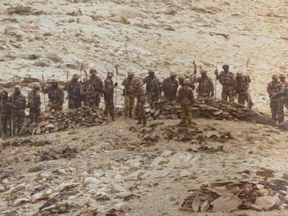 Jammu and Kashmir Clash Leh China Ladakh 40-50 PLP jawans of the PLA marched towards the peak | लद्दाख गतिरोधः PLA के 40-50 जवान मुखपारी चोटी की ओर बढ़े थे, हवा में 10-15 बार गोलियां चलाईं, छड़, भाले और धारदार हथियार ले रखे थे