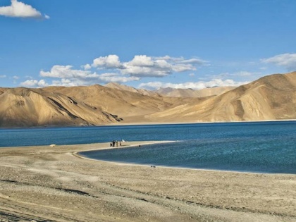 Ladakh Authorities Reopen Pangong Lake For Tourists | LAC पर लाखों सैनिक आमने-सामने, फिर भी लद्दाख प्रशासन ने मोल लिया यह खतरा