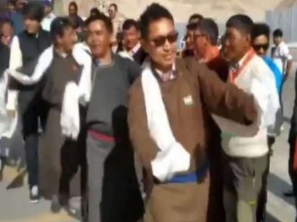 BJP MP Ladakh Jamyang Tsering Namgyal dances while celebrating IndiaIndependence Day Leh video viral | आर्टिकल 370 हटने पर दमदार भाषण देकर चर्चा में आये लद्दाख के BJP सांसद ने किया धमाकेदार डांस, वीडियो में देखें कैसे मनाया स्वतंत्रता दिवस