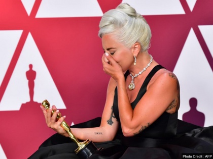 oscars 2019 lady gaga weeping after getting oscar for the first time | Oscar Award 2019: पहली बार ऑस्कर मिलते ही रो पड़ी लेडी गागा, इस खास गाने के लिए मिला पुरस्कार