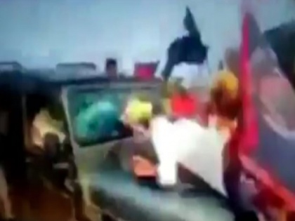 Lakhimpur Khiri Congress shares video showing Jeep running over farmers | लखीमपुर खीरी हिंसा: वीडियो आया सामने! कांग्रेस ने किया शेयर, किसानों को कुचलती दिख रही है गाड़ियां