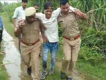 Lakhimpur incident Police seen carrying accused Junaid on his shoulder BJP MLA tweeted video | लखीमपुर कांडः आरोपी जुनैद को कंधे पर टांग कर ले जाती दिखी पुलिस, भाजपा विधायक ने वीडियो ट्वीट किया