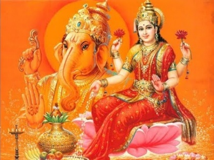offer these five things to goddess lakshmi on friday evening you will get success and money | शुक्रवार को मां लक्ष्मी को चढ़ाएं ये 5 प्रसाद, सफलता के साथ-साथ धन की समस्या होगी दूर
