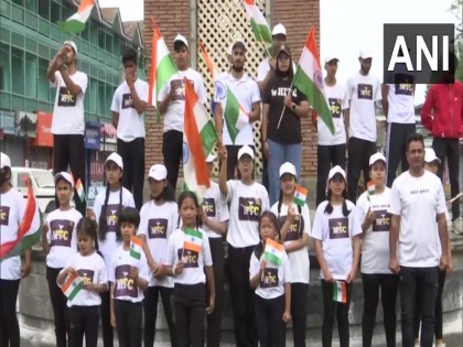 J&K: People wave the tricolour at Lal Chowk in Srinagar, as they gather to celebrate | Independence Day: जश्न-ए-आजादी पर श्रीनगर के लाल चौक पर लोगों ने फहराए तिरंगे, देखें वीडियो