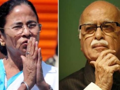 TMC Mamata Banerjee meets L. K. Advani as she targets Modi govt over NRC | मोदी और शाह पर हमेशा तंज कसने वाली ममता बनर्जी ने छुए आडवाणी के पैर, लोगों ने दिए मजेदार रिएक्शन