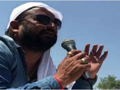 BJP leader Lal Singh brother insulting Jammu Kashmir CM Mehbooba Mufti | BJP नेता के भाई ने सरेआम दीं सीएम महबूबा मुफ्ती को गालियां, वीडियो वायरल   