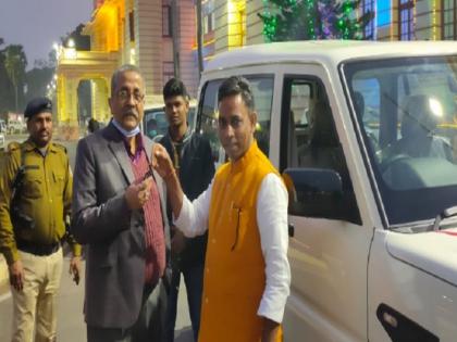 Bihar: BJP MLA Lalan paswan strange demand bought new car delivered at vidhan sabha | बिहार: बीजेपी विधायक की अजब फरमाइश, शो रूम से सीधे विधानसभा मंगवाई नई गाड़ी, जानिए पूरा मामला