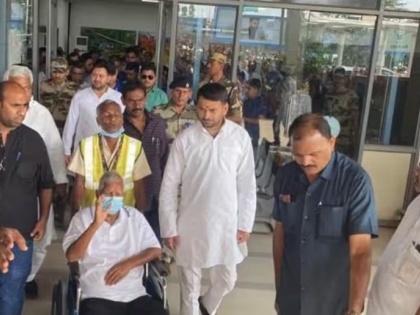 RJD chief Lalu Prasad Yadav returns to Patna after kidney transplant wave happiness among supporters Patna airport | राजद प्रमुख लालू यादव किडनी ट्रांसप्लांट के बाद पटना लौटे, एयरपोर्ट पर समर्थकों में खुशी की लहर