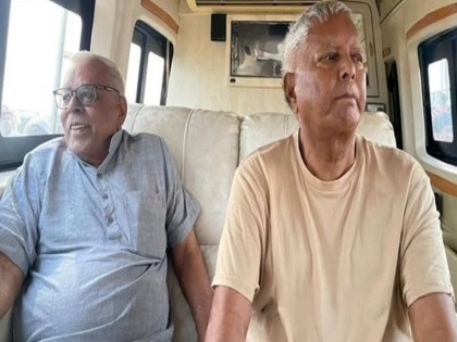 Bihar RJD chief Lalu Yadav seen in old style went out walk on Marine Drive with friend Shivanand Tiwari watch video | पुराने अंदाज में दिखे राजद प्रमुख लालू यादव, दोस्त शिवानंद तिवारी के साथ मरीन ड्राइव घूमने निकले, देखें वीडियो