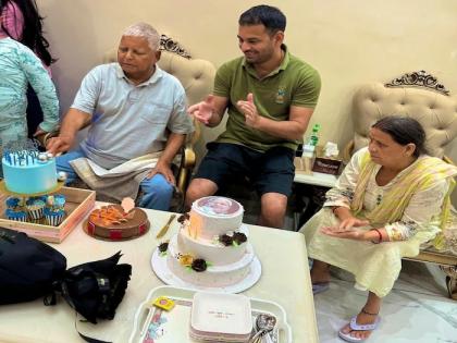 Lalu Yadav Birthday Celebrated 77th birthday cutting 77 pound cake Rabri Devi, Tejashwi Yadav, Rohini Acharya, Tej Pratap Yadav present see pics video | Lalu Yadav Birthday: 77 पाउंड का केक काटकर मनाया 77वां जन्मदिन, राबड़ी देवी, तेजस्वी यादव, रोहिणी आचार्य, तेज प्रताप यादव रहे मौजूद, देखें वीडियो और तस्वीरें