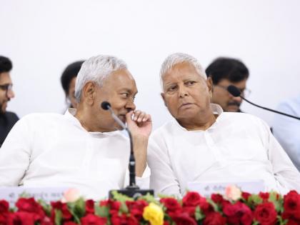 Bihar CM Nitish kumar reached Lalu yadav home again to bow his head, has gone to Rabri Devi residence more than half a dozen times in a month | बिहारः लालू दरबार में फिर माथा टेकने पहुंचे सीएम नीतीश, एक माह में आधा दर्जन से अधिक बार जा चुके हैं राबड़ी देवी आवास, आखिर क्या है वजह