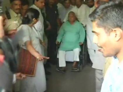 Lalu Yadav discharged from aiims tejashwi yadav said conspiracy behind sending him ranchi | लालू यादव हुए एम्स से डिस्चार्ज, कहा- मेरी सेहत बिगाड़ने के लिए की गई है साजिश