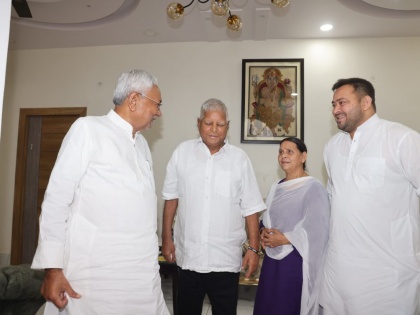 Bihar CM Nitish Kumar reaches Congress MP Rahul Gandhi in Delhi Nitish Kumar meets RJD chief Lalu Prasad Yadav | मिशन 2024ः पटना में लालू यादव और दिल्ली में राहुल गांधी से मिले सीएम नीतीश, तस्वीरें वायरल
