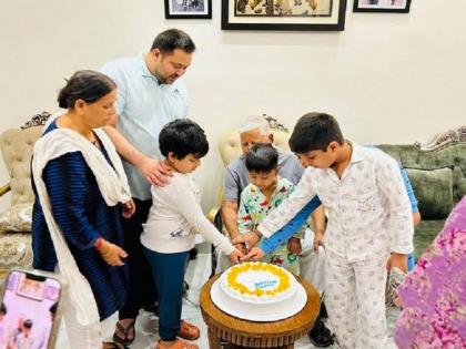RJD chief Lalu Yadav turns 76, cuts cake with his granddaughters, sons and daughters | राजद प्रमुख लालू यादव 76 साल के हुए, पोती-नातियों, बेटे-बेटियों के साथ काटा केक