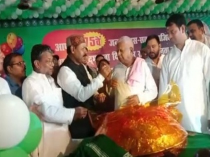 Lalu prasad Yadav cut 75 kg laddus with party workers on his 75th birthday celebrated as Social Justice and Goodwill Day | लालू यादव ने 75वें जन्मदिन पर पार्टी कार्यकर्ताओं के साथ काटा 75 किलो का लड्डू, 5 साल बाद राबड़ी देवी ने कटवाया केक