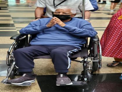 Lalu Yadav returning to India after kidney transplant from Singapore daughter Rohini Acharya said this | आज सिंगापुर से भारत लौट रहे हैं राजद प्रमुख लालू प्रसाद यादव, बेटी रोहिणी ने भावुक अपील करते हुए कहा- अब आप पापा का ख्याल रखिएगा Lalu Yadav returning to India after kidney transplant from Singapore daughter Rohini Acharya said this | आज सिंगापुर से भारत लौट रहे हैं राजद प्रमुख लालू प्रसाद यादव, बेटी रोहिणी ने भावुक अपील करते हुए कहा- अब आप पापा का ख्याल रखिएगा