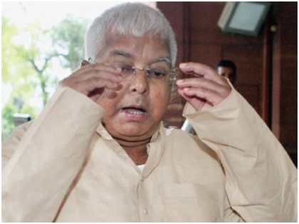 Bihar Assembly election 2020 patna cm nitish kumar tweet war RJD, JDU and BJP Lalu yadav | बिहार विधानसभा चुनावः राजद ने तेज किए सीएम नीतीश पर हमले, लालू का ट्वीट-क्या एक मुख्यमंत्री को विपदा में डर के मारे ऐसे छुपना चाहिए? 