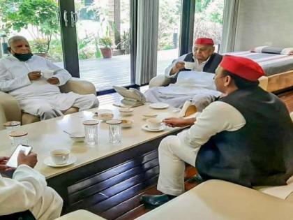 RJD president Lalu Prasad meet former UP CM Mulayam Singh Yadav Akhilesh Yadav also present veteran leaders cup of tea | लालू और मुलायम सिंह यादव ने की मुलाकात, बैठक में मौजूद रहे सपा प्रमुख अखिलेश, यूपी और बिहार पर चर्चा RJD president Lalu Prasad meet former UP CM Mulayam Singh Yadav Akhilesh Yadav also present veteran leaders cup of tea | लालू और मुलायम सिंह यादव ने की मुलाकात, बैठक में मौजूद रहे सपा प्रमुख अखिलेश, यूपी और बिहार पर चर्चा