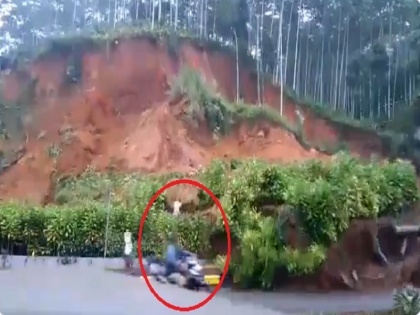 landslide viral video indonesia biker save his life | सड़क पर हुआ ऐसा भूस्खलन कि लोगों के रोंगटे खड़े हो गए, बाइक घुमाकर शख्स ऐसे बचाई जान, देखें खौफनाक Video