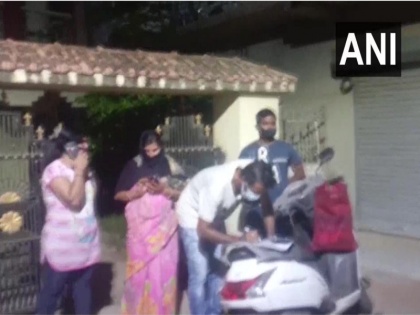 Odisha: A cancer patient were allegedly not allowed to enter their rented house by landlord in Balasore | कोरोना का भय: जांच करवाकर लौटे कैंसर मरीज के परिवार को मकान मालिक ने घर में घुसने से रोका, कहा- बाहर रहो  