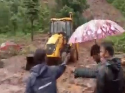 landslide incident in maharashtra 36 people died in raigadh | महाराष्ट्र के महाड़ में भीषण हादसा, पहाड़ से टूटकर गांव पर गिरी चट्टान, 36 की मौत, कइयों के दबे होने की आशंका