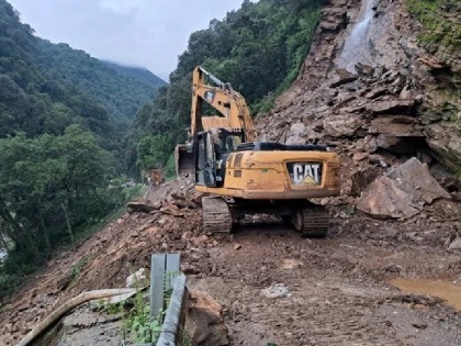 Uttarakhand Car hit by landslide in Rudraprayag 5 pilgrims killed | उत्तराखंड: रुद्रप्रयाग में भूस्खलन की चपेट में आई कार, 5 तीर्थयात्रियों की मौत