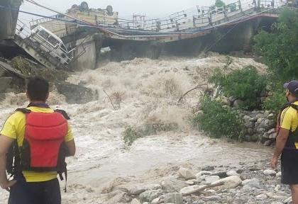 Uttarakhand Landslide heavy rains bridge damaged Dehradun-Rishikesh road woman buried many vehicles missing | उत्तराखंड में भारी बारिश के बाद भूस्खलन, देहरादून-ऋषिकेश मार्ग पर पुल क्षतिग्रस्त, महिला दबी, कई वाहन लापता, देखें वीडियो
