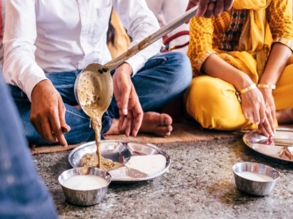 guru nanak jayanti : facts about langar served at gurudwara | यहां लंगर में रोजाना खाते हैं 1 लाख लोग, 1 घंटे में बनती हैं 25 हजार रोटियां, जानिए कैसे हुई लंगर की शुरुआत