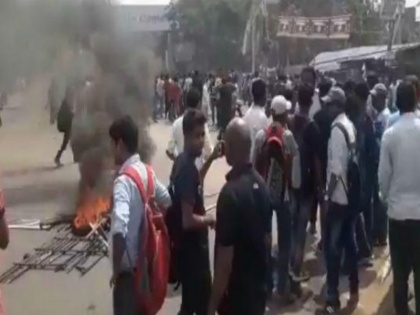 Bihar: Students protest for Admit Card in university, Demolition in several cities | बिहार: ए़़डमिट कार्ड को लेकर उग्र हुए छात्र, कई शहरों में की तोड़फोड़ व आगजनी 