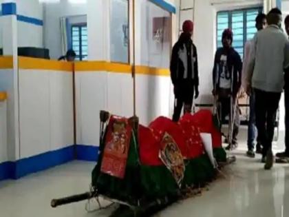 Dead Man arrived in bank to withdraw money know the matter here | खुद के अंतिम संस्कार के लिए बैंक से पैसा निकालने पहुंचा 'मुर्दा' तो उड़े लोगों के होश, डर के मारे कर्मचारियों की हालत हुई खराब