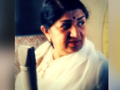 Lata Mangeshkar's Fan Suman Chaurasia collected 7,600 rare gramophone records of her songs | लता मंगेशकर के इस जबरा फैन ने उनके गीतों के 7,600 दुर्लभ ग्रामोफोन रिकॉर्ड जमा किए, 1965 से की थी शुरुआत