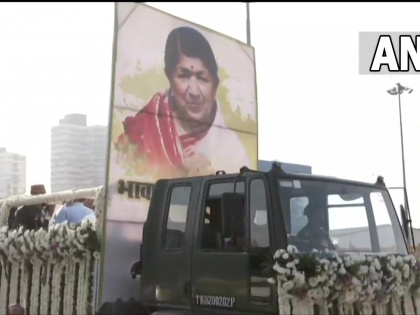 Lata Mangeshkar Passes Away People join funeral Shivaji Park 'Prabhukunj' residence last rites legendary singer  | Lata Mangeshkar: तिरंगे में लिपटकर आख‍िरी सफर पर लता मंगेशकर, सड़कों पर उमड़ पड़े लोग