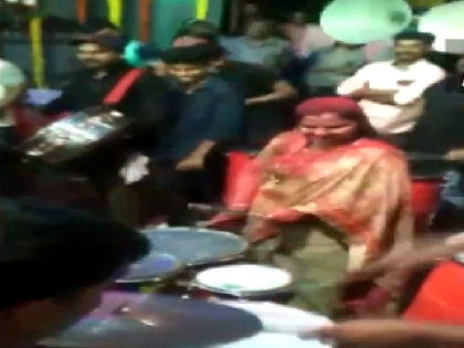 Chief Minister Eknath Shinde's Wife Plays Drums To Welcome Him Home at Thane | एकनाथ शिंदे जब बतौर मुख्यमत्री ठाणे अपने घर पहली बार पहुंचे, पत्नी ने ड्रम बजाकर इस अंदाज में किया स्वागत, देखें वीडियो